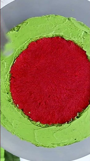 Grinch Cake (with a secret 🤫)