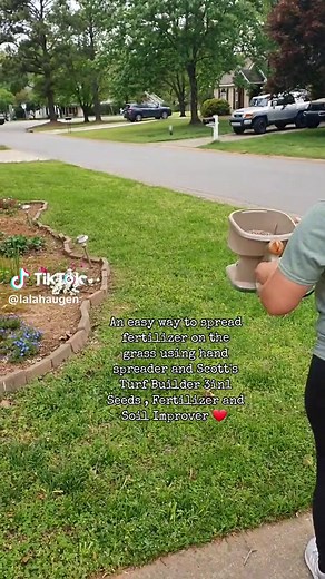 An easy way to spread fertilizer on the grass using hand spreader and Scott's Turf Builder 3in1 Seeds , Fertilizer and Soil Improver ❤️ #LalaWelcometomykitchen #handspreader #ScottsTurfBuilder #3in1 #Seeds #Fertilizer #garden #SoilImprover #gardeninglife