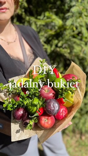 46 reactions | Jak zrobić jadalny bukiet i zaskoczyć bliskich? Całą instrukcję znajdziecie w powyższym filmiku  Macie już pomysł, kogo możecie obdarować takim bukietem? PS. Ostrzegam, że takie bukiety są mega ciężkie :) | Dziecinnie proste - blog | Facebook