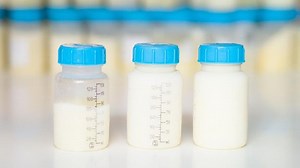 Cara Memerah ASI dengan Tangan & Cara Penyimpanannya