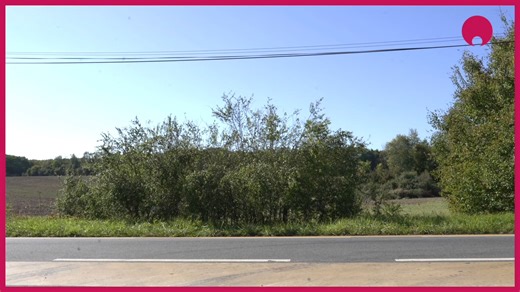 Grand Paris Sud on Instagram: "🚲 Chaucidou ou CVCB… mode d’emploi ! La Chaussée à Voie Centrale Banalisée (CVCB), plus connue sous le nom de chaucidou, transforme une route à deux voies en une chaussée avec : ➡️ 1 voie centrale pour les voitures, ➡️ 2 rives latérales larges partagées entre vélos et véhicules (uniquement lors des croisements). ℹ️ Ce qu’il faut garder en tête : les cyclistes ont la priorité ! À Grand Paris Sud, deux chaucidous sont déjà en place : 📍 Entre Réau et @vert.saint.den