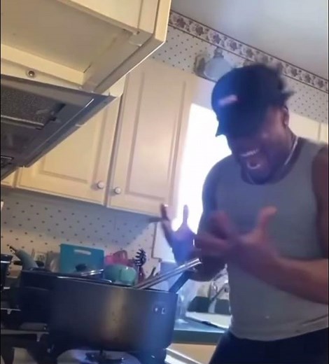 Ketchup squirt delayed reaction meme (ketchup spray delayed reaction)