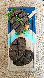 Lekovita svojstva lana potiču prvenstveno od visokog sadržaja omega-3-masnih dragocene supstance koja utiče na smanjenje holesterola, bolesti danas veoma rasprostranjena. Pored regulisanja nivoa holesterola, laneno seme od velike je pomoći u stabilizovanju nivoa šećera u krvi. Laneno seme svakako treba da upotrebljavaju osobe koje pate od kardiovaskularnih oboljenja ili u svojoj porodici imaju takve bolesnike, pa je važno da sa preventivnom krenu na vreme. Ako ste već doživeli srčaniudar obavezn