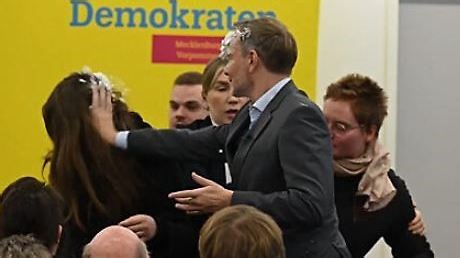 Attacke im Video!: Frau wirft Christian Lindner Rasierschaum ins Gesicht