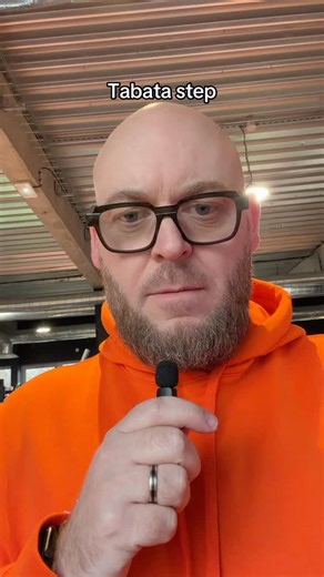 🔥 TABATA STEP – Cardio & Explosivité 🔥 20 sec ON / 10 sec OFF – 4 exercices – Intensité maximale 💥 Aujourd’hui on travaille coordination, puissance et gainage avec un simple step. Pas besoin de machine, juste du rythme et de l’engagement ! Exercice 1 : Sauts alternés gauche / droite sur le step Travail explosif cardio. On enchaîne rapidement en gardant le buste gainé et les appuis dynamiques. Exercice 2 : Saut Squat Fente Départ debout sur le step → petit saut → descente en squat → remontée e