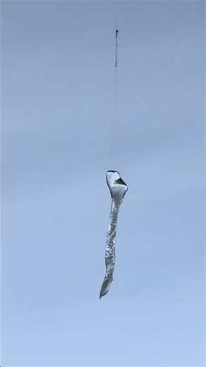 Kleiner schwebender Eiszapfen in der Luft