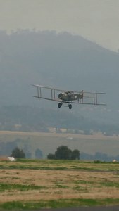🤯Landing a WW1 fighter!🥵@paulbennetairshows bringing the Bristol F.2B Fighter back down to earth. The Bristol F.2B was first flown in 1916 and was designed to operate as a two-seat fighter in World War 1 in the Middle East. The original aircraft was at one stage flown by Captain Ross Smith, who flew as Lawrence of Arabia’s pilot on several occasions. The Bristol on display is a replica of B1229 of No1 Squadron Australian Flying Corps which was a “presentation” aircraft purchased from a donatio