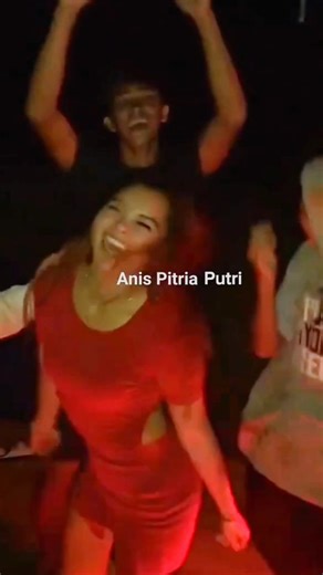 Cii Marnii on Instagram: "Sampai bawah sampai bawah 藍藍"