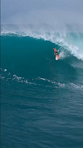 Nobody wanted this wave, he sit alone on the peak! 4K #surf #surfing
