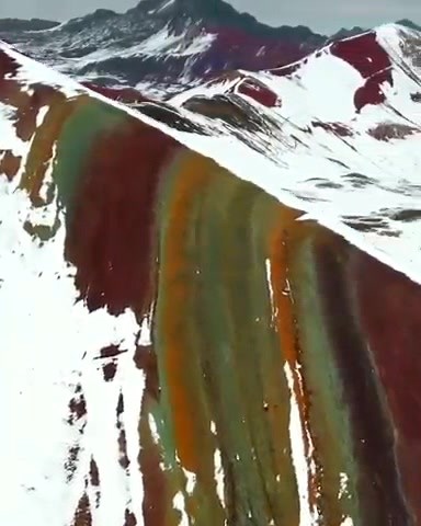 Spectacle naturel de toute beauté. Vinicunca, surnommé la « montagne aux sept couleurs » ou « montagne arc-en-ciel »🌈 est une montagne du Pérou. Elle culmine à 5 200 m d'altitude. Elle est située dans la région de Cuzco, au cœur des Andes. Nature & Découverte 🌿🔎 | Nature & Découverte