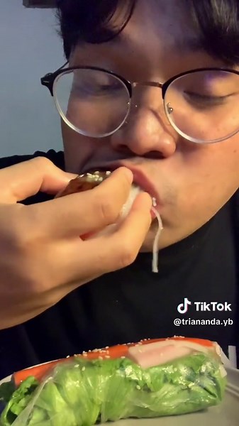 [SAVE AJA DULU, DIET ENAK DALAM 30 HARI! ✨] Lumpia asal vietnam yang super sehat, kalau dimakan plain doang emang hambar tapi kalau dicocol pake sambel bangkok kaya gini jadi lebih enak 🤤🤤 hayooo bikin yok, gampang kok gak ribet 🥰 Note : satu resep ini bisa untuk 2 - 3 porsi yaa VIETNAMES SPRING ROLL AYAM PANGGANG Bahan Marinasi Ayam : - 100gr Dada Ayam Fillet - 1sdm Saus Teriyaki Instan - 1sdt Lada Hitam Bahan Isi - 100gr Wortel - 100gr Mentimun - 1buah Tomat - 30gr Bihun - 3lembar Selada - 