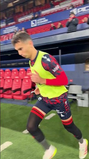 Osasuna sale a calentar antes de enfrentarse en El Sadar ante el Alavés