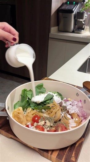 باستا كريمية بالطماطم والسبانخ 🍝 المقادير: * باستا (أي نوع تفضلينه) * بصل * ثوم * سبانخ * طماطم كرزية (اختياري) * زيت زيتون * معجون طماطم * كريمة طبخ * ملح * فلفل أسود * بابريكا * بهارات إيطالية * جبن بارميزان ولا تنسون مناديل غيم، استخدموا كود الخصم: AH11