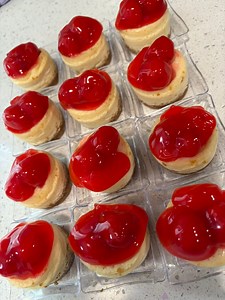 Hablamos sobre cómo hacer un delicioso cheesecake para una mesa de postres. Explicamos los ingredientes necesarios, como queso crema, crema ácida, huevos y leche condensada, y cómo preparar la corteza con galletas y mantequilla. Mostramos cómo armar y hornear los cheesecakes individuales, y luego cómo desmoldarlos y decorarlos con cerezas. Compartimos algunos consejos útiles para lograr un resultado perfecto. #postres #mesasdepostres #emprendedores | Patricia Isabel