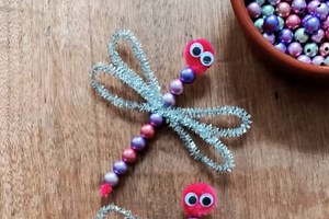 Avec des perles et des fils de chenille, créez une libellule toute colorée