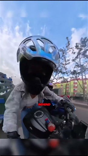 Female bikers fight while riding 😱 Video credits: catyria_tk (IG)