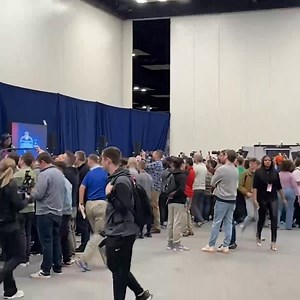 The size of the media scrum for Travis Hunter vs. Alijah Huzzie 🤯 Remember this video when UNC DB Huzzie puts together a Hall of Fame career in the NFL 🙌 (📽️: Yahoo Sports!) | DraftKings