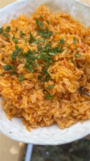 This Golden Garlic Rice is fluffy, tender, vibrant, and packed with aromatic garlic flavor—a delicious, versatile vegan side dish. Recipe in the comments! ✨⬇ #vegan #plantbased #goldengarlicrice #garlicrice #yellowrice #rice #sidedish #texmex #dinnerideas #recipes | Plant-Based on a Budget
