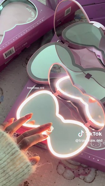 Gương trang điểm Hello Kitty phiên bản chiếc nơ xinh