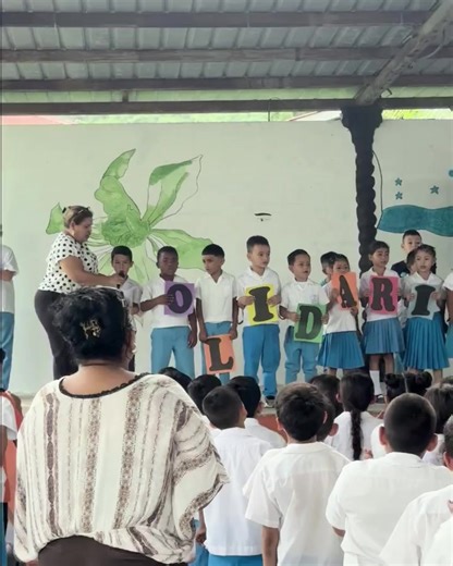 Stiftung Kinderdorf Pestalozzi on Instagram: "🇩🇪 🎶🇭🇳 In Honduras beginnt der Montagmorgen vieler Kinder mit dem acto cívico: Gemeinsam singen sie, hissen die Landesflagge und starten so bewusst in die neue Woche. Bei diesen wöchentliche Schulzeremonien setzen sich die Schulkinder mit verschiedenen Werten auseinander, wie z.B. Solidarität. Mit diesem Video möchten wir Ihnen einen positiven Start in die Woche und ins neue Jahr wünschen. Lassen Sie sich von der Freude und Energie der Kinder an
