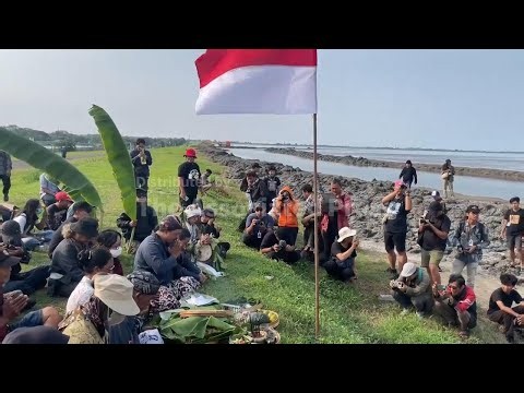 Indonesians mark 20 years since mud volcano eruption swallowed communities in East Java