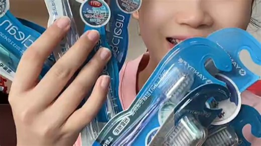 使用DentSoft牙缝刷清洁牙缝死角，轻松清除食物残渣和牙菌斑。饭后使用，清新无异味，牙齿缝隙更干净，日常护齿必备。