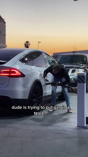 ⚠️ TRIGGER WARNING ⚠️ GUY DOESN’T KNOW HOW A TESLA WORKS 😂