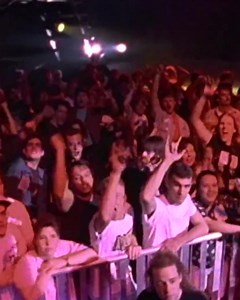 30 Jahre nach Veröffentlichung ist Enter Sandman endlich offiziell eine #1 der Charts. 30 Jahre später, die gleichen Emotionen - das Schwarze Album feiert Jubiläum! | Metallica