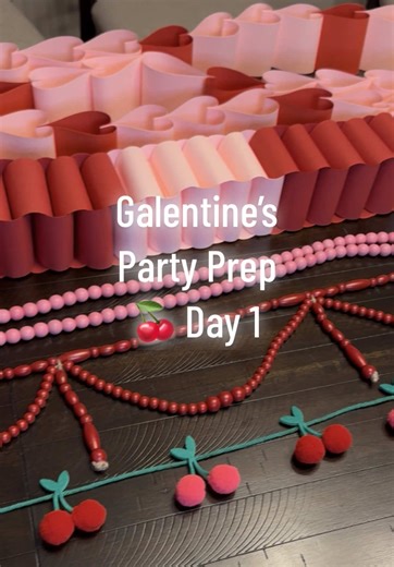 2 chainz, and I don’t mean the rapper 😏 I haven’t made a paper chain in a real long time, but it was worth the back pain. These came out so cute! Catch @rosiepiper_ s paper chain tutorial, and if you’re braver than me, the double heart one is 👌🏻💕 Follow along as I prepare for a Sunday brunch in one hour each night because I work full time and ima muttthhhaaa. AND LET ME KNOW IF I KEEP THE HOT PINK STREAMERS OR NOT!!! ⬇️ It’s going to keep me awake tonight. #galentines #galentinesbrunch #pape