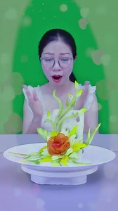 I Craft Beautiful Flower Art With These Vegetables as Food Decoration Ideas 💚Required vegetables: 🍍 Radish 🍍 Carrot 🍍 Zucchini 🍍 Cucumber 🍍 Tomato 💚Required Tools/Materials: 👩‍🍳Tooth stick 👩‍🍳Food color 👩‍🍳Fruit carving knife 👩‍🍳I hope these ideas are useful for you and your loved ones! #crafts #flowers #food #decor #art | Fruity Freshy Juicy