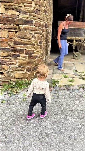 Emilia plays hide-and-seek outside 🌳👶 | Family moment | Emilia & Knut