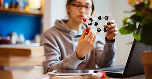 Comment calculer la masse d'un atome ?