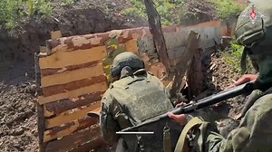 💥 Les militaires ayant signé un contrat avec le ministère de la Défense de la Russie et affectés aux unités du groupement de troupes « Nord » suivent un cours intensif de formation avant d'accomplir leurs missions de combat. 🪖 Sous la direction d'instructeurs expérimentés, les combattants maîtrisent la formation au tir, tactique, médicale et d'ingénierie, ainsi que les compétences liées aux drones et à leur neutralisation. Pour développer des qualités morales et de résistance psychologique, to