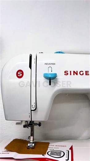 Gavi Coser on Instagram: "La SINGER® Simple 2263 ✨ Una máquina pensada para quienes disfrutan coser con estilo y facilidad. 🧵 Cuenta con 23 puntadas utilitarias, decorativas y flexibles, ideales para trabajar desde telas gruesas como mezclilla y algodón, hasta tejidos elásticos. ⚙️ Su enhebrador automático y guía de enhebrado rápido harán que coser sea más simple que nunca. 🪡 Realiza ojales perfectos en solo cuatro pasos y disfruta de un motor potente, capaz de acompañarte hasta 4 horas de tra