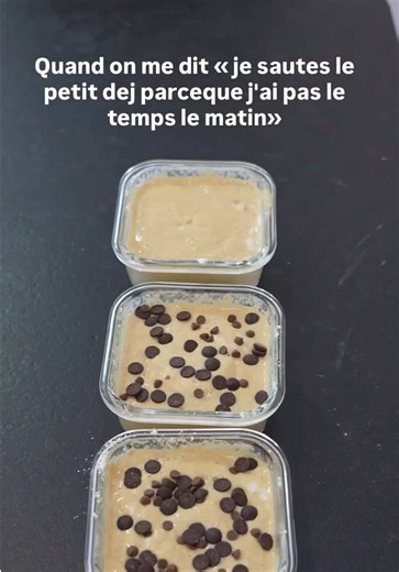 🍪 COOKIE BOWL – 1 TUPPERWARE (batch cooking friendly) Le cookie ultra réconfortant, fondant à cœur, parfait en petit-déj ou en collation 😍 Zéro vaisselle, tout se fait directement dans le Tupperware. ⸻ 🧾 Ingrédients (1 portion) • 100 g de compote sans sucres ajoutés • 1 œuf • 40 g de farine d’avoine @prozisfrance (-10% avec le code CLEMDIET cadeaux offerts) • 40 g de skyr ou fromage blanc • 20 g de pépites de chocolat • ½ c. à café de vanille liquide (ou sucre vanillé) • ¼ sachet de levure ch
