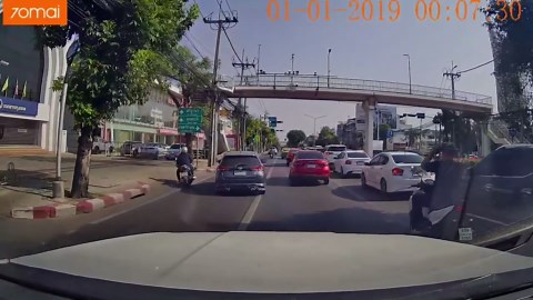 Motorcycle rider crashes into tree to avoid car cutting into lane