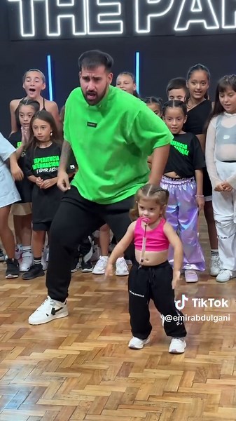 Niña bailando sola a los dos años de edad
