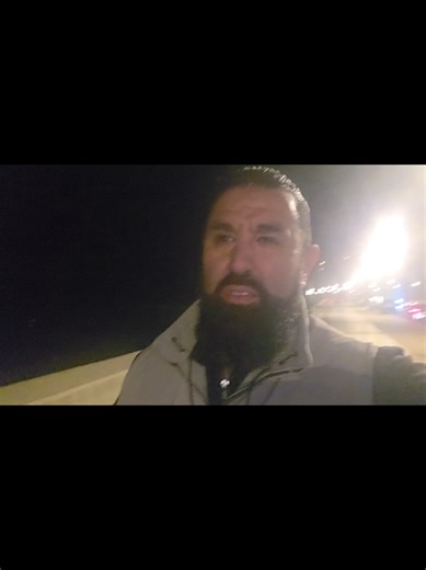 Salaam alaikoem beste broeders en zusters, In Tanger zijn er veel jongeren die keihard moeten werken om hun alleenstaande moeder te ondersteunen. Sommigen van hen krijgen zelfs niet de kans om naar school te gaan, omdat ze moeten werken om het gezin te onderhouden. Deze broeder bijvoorbeeld — subhanAllah — zie ik regelmatig door Tanger lopen met een dienblad vol noten. En geloof me: hij legt enorme afstanden af. Voor de mensen die Tanger kennen: hij loopt van Café Kandisky helemaal naar Marcala,