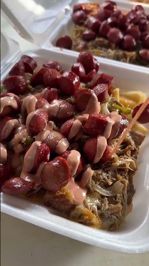 Salchipapa con carne; puedes agregarle pollo desmechado, res, pierna, pollo frito o una combinación