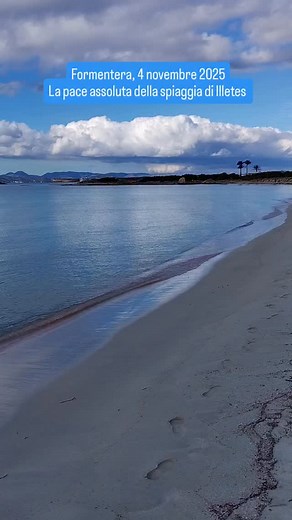 La giornata de 4 novembre a Formentera è stata caratterizzata dal sole e da qualche nuvola. Non fa freddo e si può fare il bagno in mare, anche se l'acqua inizia a essere un po' freddina. E quel che è certo è che sull'isola c'è sempre meno gente e anche una spiaggia come Illetes oggi appariva quasi completamente deserta. | Davide Gervasi