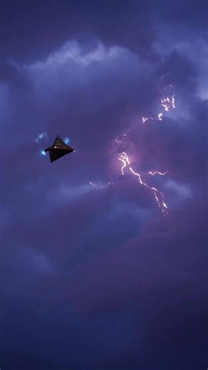 El TR-3B es una supuesta aeronave militar de reconocimiento de alta tecnología, de forma triangular y a menudo asociada con la tecnología antigravitatoria y de sigilo. Aunque no hay documentos oficiales que confirmen su existencia, ha sido objeto de numerosas teorías y avistamientos, lo que lo convierte en un mito moderno y un símbolo de secretos de aviación. #rayodeaurora #tr3b #naves | Rayo de Aurora