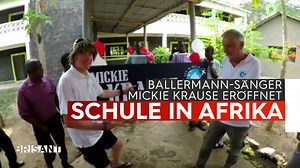 Partysänger Mickie Krause, der mit Songs wie "Zehn nackte Frisösen" oder "Schatzi, schenk mir ein Foto" bekannt geworden ist, hat offenbar nicht nur ein Herz für Ballermann-Schlager. In Kenia hat er jetzt eine Schule eröffnet und das war nicht das erste Mal. 👏 👏 👏 | Brisant