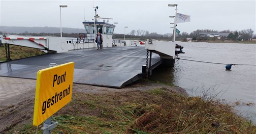 Gevolgen van stijgend water merkbaar: dag eerder op kerstvisite en pont gaat aan de ketting