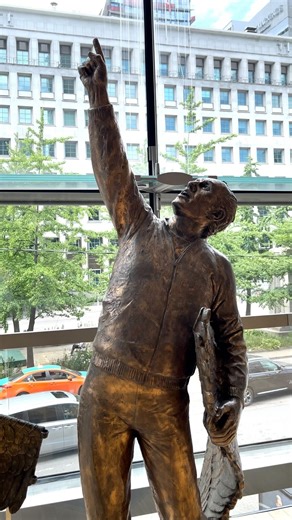 Take a closer look at the art in the Four Seasons Centre for the Performing Arts lobby. ✨ Daedalus and Icarus by William McElcheran, generously donated by DuPont Canada. ✨ A Meditation on Plastic by Douglas Coupland, courtesy of the artist and Daniel Faria Gallery, Toronto. | Canadian Opera Company