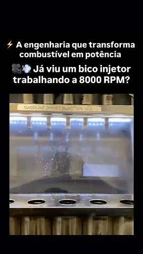 Essa é a simulação em bancada de um sistema GDI (Gasoline Direct Injection), onde os injetores são testados em alta rotação para garantir precisão no pulverizar do combustível. Quanto mais fina e uniforme a névoa, melhor a queima e maior a eficiência do motor 🚗⚡ Esse tipo de teste é essencial para evitar falhas, consumo excessivo e até perda de desempenho. Curadoria técnica @trilhadeengenharia 🔧 Você sabia que a injeção direta pode trabalhar com pressões superiores a 200 bar? #EngenhariaAutomo