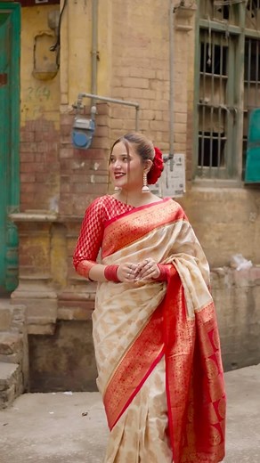 Rabeeca Khan on Instagram: "Banarsi saree❤️‍🔥 . 🎥: @faransphotography"