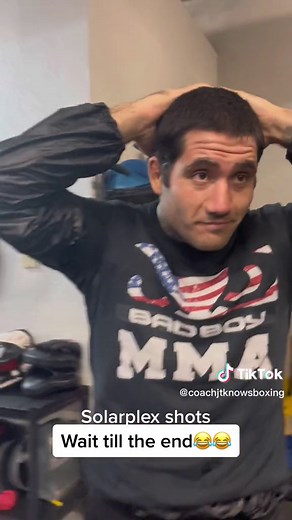 Can you take a punch to the solarplex? #test #tryit #boxing #boxingtraining #training #reels #hits #fighting #wow #grinding #whoa #KAYKissCountdown