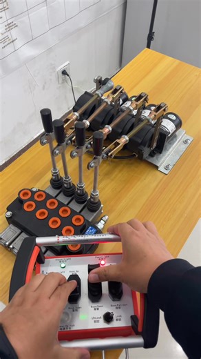 The wireless remote controller of crane and the wireless proportional remote controller of drilling machine have good micro-motion, simple installation, no influence on the operation of the original vehicle, waterproof, and the remote control distance is 500 meters, which is suitable for hydraulic engineering machinery with manual operating lever, 4-channel wireless remote controller, 5-channel wireless proportional remote controller and 6-function wireless remote control proportional valve.#cra