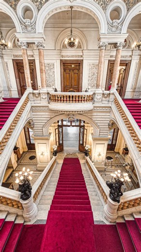 ⒼⒾⒷ on Instagram: "L'ESCALIER D'HONNEUR 🏛 L'atrium de l'hôtel de préfecture du Rhône est composé d'un escalier d'honneur à deux volées. 💃 Sa forme, son éclairage, et ses colonnades font de l'escalier la quasi réplique de celui de l'Opéra de Paris édifié par Charles Garnier. Alors pourquoi les 2 escaliers se ressemblent ils tant ? 👑 Les 2 ont été réalisé à 15 ans d'intervalle et ont les mêmes codes : un mélange de marbre et dorures, des statues et une révolution architecturale avec des escalie
