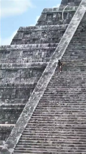 🚨 Tourists bypass security and climb El Castillo at Chichén Itzá